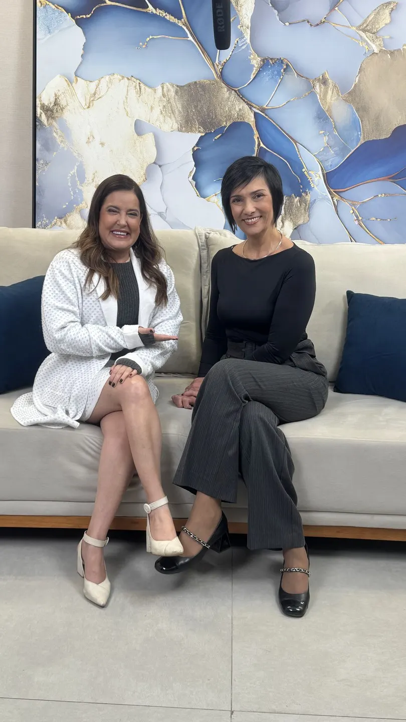 Láyza Machado sentada no sofá do cenário do programa Saber Viver, ao lado da apresentadora.